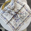 70cm Seidenschal aus Satin mit blauen Pfingstrosen und Vögeln auf weißem Tisch - Cremefarbener Blumen-Vogel-Druck (70H-152)