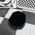 Gros plan détaillé de la matière en fausse fourrure noire de ce chapeau mongol d'hiver - Noir
