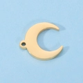 Primer plano de dije de luna dorada con acabado espejo pulido sobre fondo azul claro - Cuerno de Luna Colgante Único (MP243) / Dorado