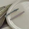 Detalle de horquillas de acetato jaspeado y mate en un plato cerámico con fondo retro - Morado Largo Juego de 2