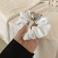 Chouchou élégant en satin blanc avec breloque cœur argenté pour coiffure femme - Chouchou Charme Cœur Blanc