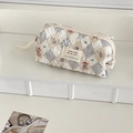 Dettaglio della borsa trucco trapuntata con orsetti blu a quadretti e nastro laterale - Orsetto a Rombi Retrò - Borsa Ottagonale