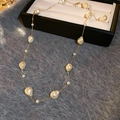 Detail van vergulde ketting en witte barokparels op een zachte pluche achtergrond - Ketting - Goud & Beige (Echt Verguld)