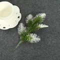 Realistischer künstlicher Kiefernzweig mit schneebedeckten grünen Nadeln für DIY-Deko - Fünf-Kopf Schneekiefernzweig (A3-4)