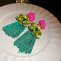 Dettaglio di orecchino a fiore rosa con nappine verdi e gemma verde scuro intarsiata - Stile Nappa a Fiore a Contrasto Rosa e Verde