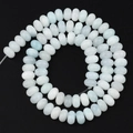 Detalle de cuentas de aguamarina azul claro en espiral para creación de joyas DIY - Aguamarina Ábaco