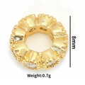 Dettaglio di perla in rame placcato oro 18k 8mm con micro-zirconi e bordo testurizzato - Diametro 8mm/Peso 0.7g / Oro 8mm