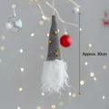 Gnomo di Natale 30cm con cappello grigio stellato e barba bianca su ramo decorativo - Gnomo Appeso con Stella Grigia 30cm