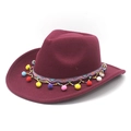 Détail du chapeau cowboy bordeaux avec ruban bohème et glands à pompons colorés - M (56-58cm) / Bordeaux