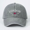 Détail de la broderie blanche London England avec drapeau britannique sur casquette grise - Gris