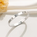 Poliertes Silber-Titanstahl-Armband mit hohlen Kleeblatt-Anhängern und Kristallen - Silbernes Vierblättriges Kleeblattarmband Mit Einem Diamanten
