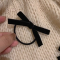 Élastique à cheveux élégant avec nœud en velours noir sur fond en maille beige doux - Modèle Élastique
