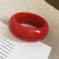 Minimalistische brede hars armband in felrood met een hoogglans gepolijste finish - Hoogglans Rond / Helderrood (Rood-Rond)