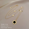 Dettaglio macro dell'incisione a numeri romani sul ciondolo reversibile bianco e nero - Stile Tondo Con Numeri Romani (T207)