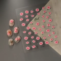 Vue détaillée des autocollants 3D gaufrés de roses roses et feuilles vertes pour ongles CO-007 - Style Rose Rose (CO-007)