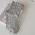 Calze a metà polpaccio in cotone grigio chiaro con ricamo cuore rosa e bordo arricciato - Taglia unica / Grigio chiaro