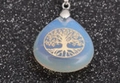 Ciondolo a goccia d'acqua con incisione Albero della Vita in finitura blu opale traslucido - Ciondolo a Goccia d'Acqua Blu Chiaro (NSN00140)