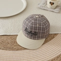 Dettaglio cappellino a scacchi per bambini con ricamo Kindness su sfondo testurizzato caldo - 52-54cm (3-8 Anni) / Cachi
