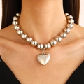 Dettaglio di una collana di perle d'argento con un grande ciondolo a cuore sul modello - Silver Large Bead Chain with Heart Pendant