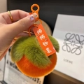 Dettaglio ravvicinato del portachiavi a cachi arancione con ciondolo portafortuna - 9.5cm Ciondolo in Peluche (Caco di Prosperità)