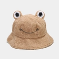 Dettaglio del cappello a secchiello a rana in pile marrone con occhi 3D e sorriso - M(56-58cm) / Cachi