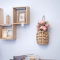 Detalle de cesta tejida de paja para colgar en pared con peonías rosas decorativas - Cesta Decorativa de Pared 20*13*30.5CM / Color madera natural