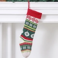 Calza di Natale lavorata a maglia con fiocchi di neve appesa al caminetto - Stile Fiocco di Neve di Natale