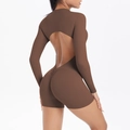 Detail van bruine yoga jumpsuit met lange mouwen, scrunch butt effect en een open rug - S / Kastanjebruin