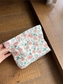 Detalle de neceser de algodón con estampado floral vintage y etiqueta simple wish - Flor Rosa