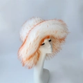 Faux-Fur-Fischerhut in Weiß mit orangen Spitzen für winterlichen Punk-Stil - Weiß mit orangefarbenen Spitzen