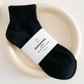 Schwarze Baumwoll-Mittelsocken mit Rippbündchen und minimalistischer Banderole aus Papier - Einheitsgröße / Schwarz