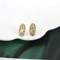 Goldene Ohrstecker mit Jungfrau Maria Relief und Zirkon-Besatz im Vintage-Stil - Maria Relief Stil (E10801-11)