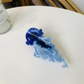 Dettaglio della molletta per capelli a medusa blu in acetato con finitura lucida sfumata - Circa 13cm / Blu scuro