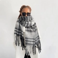 Klassischer schwarz-weißer Plaid-Mohair-Schal mit langen Fransen und warmer Textur - Grau
