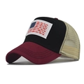 Dettaglio del cappellino trucker tricolore con patch pesce bandiera USA e rete posteriore - Regolabile / Bandiera di Pesce Borgogna e Nero
