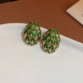 Vue détaillée de boucles d'oreilles ovales vintage dorées avec émail vert - Boucles d'Oreilles Clous Color Block Or et Vert Ovales à Motif d'Écailles