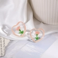Herz-Ohrringe mit Tulpe und Perle auf weißem Seidenstoff, süßer sommerlicher Blumenschmuck - A64 Tulpen Perlen Herz Ohrstecker / Rosa
