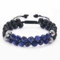 Dettaglio del bracciale intrecciato a doppio strato con pietre blu e perline opache - Bracciale di Lapislazzuli