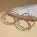 Detailansicht gestufter silberner geometrischer Creolen mit strukturierter Schimmer-Optik - Silber