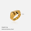 Detalle de anillo de acero dorado de 17mm con facetas geométricas y especificación de 9,4g - US 7 / Anillo Geométrico Puntiagudo