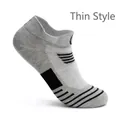 Dünne hellgraue Sport-Kurzsocken mit schwarzen Streifen und atmungsaktivem Mesh-Gewebe - Dünn Kurz / Hellgrau