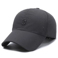 Gorra deportiva de malla gris oscuro de secado rápido con bordado de la letra C - Ajustable / gris oscuro