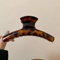 Dettaglio di una grande molletta per capelli leopardata in resina a guscio di tartaruga - 14# Fermaglio a artiglio-Caffè-Stile tartarugato ad arco