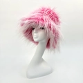 Cappello a secchiello rosa in ecopelliccia con texture shaggy mostrato su testa di manichino - Rosa