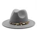 Détail du chapeau Fedora en laine grise avec ruban décoratif perlé de style bohème - Gris clair