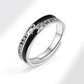Anillo ajustable de plata con grabado Chivalry Spirit y diseño retro de esmalte negro - Estilo de Espíritu de Caballería en Negro y Plata (AJ772)