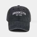 Vue détaillée de la broderie blanche BROOKLYN EST 1631 sur casquette de baseball grise - Noir