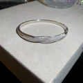 Détail macro d'un bracelet vague argenté avec sertissage micro-pavé de diamants brillants - Design Ondulé Torsadé Pavé (4#) / Argent