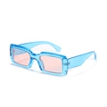 Rechteckige Sonnenbrille mit transparentem blauem Rahmen und pfirsichrosa Gläsern - Blauer Rahmen Orange Rosa Linsen