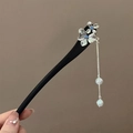 Détail de l'épingle à cheveux vintage avec fleurs argentées, pierres bleues et perles - Fleur